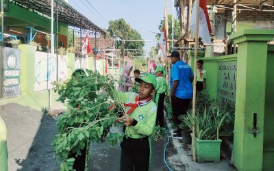 KERJA BAKTI MENYAMBUT HARI PRAMUKA KE-64